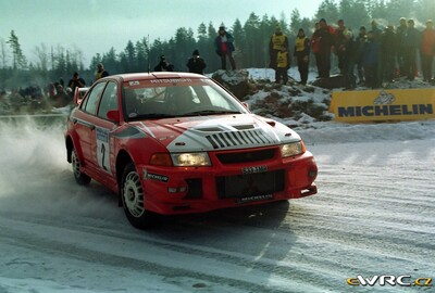 Freddy Loix - Sven Smeets
48º International Swedish Rally 1999. Mitsubishi Lancer Evo VI (S33 TMR). Clasificado 9º.

Del 12 al 14 de Febrero, Karlstad.
Superficie: nieve - hielo.

El Rally tenia un total de 1478.4 km de los que 384.30 km divididos en 19 tramos eran cronometrados.

Tomaron la salida 102 equipos, finalizaron 64.

© eWRC
@@
Palabras clave: Mitsubishi;Lancer;Suecia;1999;Nieve