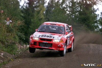 Freddy Loix - Sven Smeets
49º Neste Rally Finland 1999. Mitsubishi Lancer Evo VI (S33 TMR). Clasificado 10º.
Marlboro Mitsubishi Ralliart

Del 20 al 22 de Agosto, Jyväskylä.
Superficie: tierra.

El Rally tenia un total de 1218.42 km de los que 377.26 km divididos en 23 tramos eran especiales.

Se inscribieron 131 equipos, tomaron la salida 129, finalizaron 64.

© eWRC
@@
Palabras clave: Mitsubishi;Lancer;Finlandia;1999