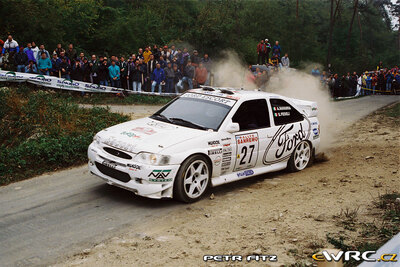 Andrea Navarra - Simona Fedeli
41º Rallye Sanremo - Rallye d'Italia 1999. Ford Escort WRC (R10 FMC). Clasificado 10º.
Jolly Club

Del 11 al 13 de Octubre, Sanremo, Liguria, Imperia, Italia.
Superficie: asfalto.

El Rally tenia un total de 1384.58 Km de los que 384.88 Km divididos en 18 tramos, eran especiales.

Se inscribieron 124 equipos, tomaron la salida 119, finalizaron 55.

© Petr Fitz
@@
Palabras clave: Ford;Escort;WRC;1999