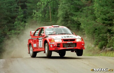 Tommi Mäkinen - Risto Mannisenmäki
49º Neste Rally Finland 1999. Mitsubishi Lancer Evo VI (S3 TMR). Abandonó por el embrague en SS14 Ouninpohja de 34.21 km.
Marlboro Mitsubishi Ralliart

Del 20 al 22 de Agosto, Jyväskylä.
Superficie: tierra.

El Rally tenia un total de 1218.42 km de los que 377.26 km divididos en 23 tramos eran especiales.

Se inscribieron 131 equipos, tomaron la salida 129, finalizaron 64.

© eWRC
@@
Palabras clave: Mitsubishi;Lancer;Finlandia;1999