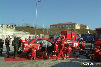 Asistencia del Equipo Marlboro Mitsubishi Ralliart en el 33º TAP Rallye de Portugal 1999
2# Mitsubishi Carisma GT Evo VI (S33 TMR) de Marcus Grönholm - Timo Rautiainen. Abandonó por la transmisión del coche en SS16 Arganil - Coja 1 de 20.96 Km.

1# Mitsubishi Lancer Evo VI (S3 TMR) de Tommi Mäkinen - Risto Mannisenmaki, clasificado 5º.

Del 21 al 24 de Marzo, Matosinhos, Porto, Portuigal.
Superficie: tierra.

El Rally tení­a un total de 1768.61 km de los que 399.51 km divididos en 23 tramos eran especiales (dos de ellos fueron cancelados SS18 Arganil - Coja 2 de 20.96 km y SS19 Salgueiro - Gois 2 de 19.70 km).

Se inscribieron 117 equipos, tomaron la salida 117, finalizaron 56.

© eWRC
@@@
Palabras clave: Mitsubishi;Carisma;Portugal;1999;Asistencias