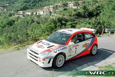 Colin McRae - Nicky Grist
41º Rallye Sanremo - Rallye d'Italia 1999. Ford Focus WRC '99 (S14 FMC). Abandonó por accidente en SS13 Turpino 2 de 24.45 km.

Del 11 al 13 de Octubre, Sanremo, Liguria, Imperia, Italia.
Superficie: asfalto.

El Rally tenia un total de 1384.58 Km de los que 384.88 Km divididos en 18 tramos, eran especiales.

Se inscribieron 124 equipos, tomaron la salida 119, finalizaron 55.

© Teams
@@
Palabras clave: Ford;Focus;WRC;Sanremo;1999