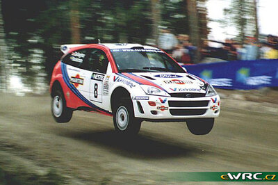 Thomas Rådström - Fred Gallagher
49º Neste Rally Finland 1999. Ford Focus WRC '99 (S11 FMC). Abandonó en SS21 Lempää 2 de 28.47 km.
Desconocemos el motivo de dicho abandono.
Ford Motor Co. Ltd.

Del 20 al 22 de Agosto, Jyväskylä.
Superficie: tierra.

El Rally tenia un total de 1218.42 km de los que 377.26 km divididos en 23 tramos eran especiales.

Se inscribieron 131 equipos, tomaron la salida 129, finalizaron 64.

© eWRC
@@
Palabras clave: Ford;Focus;WRC;Finlandia;1999