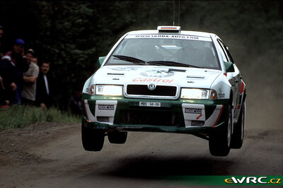 Armin Schwarz - Manfred Hiemer
49º Neste Rally Finland 1999. Skoda Octavia WRC (MBS 94-06). Abandonó por daños de accidente en SS2 Tiilimaa de 10.26 km.
Skoda Motorsport

Del 20 al 22 de Agosto, Jyväskylä.
Superficie: tierra.

El Rally tenia un total de 1218.42 km de los que 377.26 km divididos en 23 tramos eran especiales.

Se inscribieron 131 equipos, tomaron la salida 129, finalizaron 64.

© eWRC
@@
Palabras clave: Skoda;Octavia;WRC;Finlandia;1999
