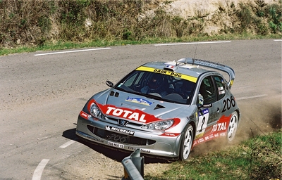 Didier Auriol - Denis Giraudet
37º Rally Catalunya Costa-Brava 2001. Peugeot 206 WRC (206 NLK 75). Clasificado 1º.
Peugeot Total

Del 22 al 25 de Marzo, Lloret de Mar, Girona, Catalunya, España.
Superficie: asfalto.

El Rally tenia un total de 1779.13 km de los que 383.18 km divididos en 18 tramos eran especiales, (una de ellas fue cancelada SS12 La Riba 2 de 35.89 Km).

Se inscribieron 79 equipos, tomaron la salida 76, finalizaron 36.

© Petr Fitz
@@
Palabras clave: Peugeot;WRC;Catalunya;Costa_Brava;2001;España;Spain