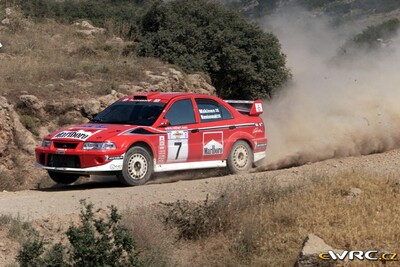 Tommi Mäkinen - Risto Mannisenmäki
48º Acropolis Rally 2001. Mitsubishi Lancer Evo 6.5 (W2 MMR). Clasificado 4º.

Del 14 al 17 de Junio, Atenas, Grecia.
Superficie: tierra.

El Rally tenia un total de 1613.98 km de los que 387.41 km divididos en 20 tramos eran especiales ((uno de ellos fue cancelado SS5 Elatia de 31.40 Km).

Tomaron la salida 110 equipos, finalizaron 47.

© eWRC
@@
Palabras clave: Mitsubishi;Lancer;Acropolis;Grecia;2001