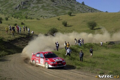 Tommi Mäkinen - Risto Mannisenmäki
48º Acropolis Rally 2001. Mitsubishi Lancer Evo 6.5 (W2 MMR). Clasificado 4º.

Del 14 al 17 de Junio, Atenas, Grecia.
Superficie: tierra.

El Rally tenia un total de 1613.98 km de los que 387.41 km divididos en 20 tramos eran especiales ((uno de ellos fue cancelado SS5 Elatia de 31.40 Km).

Tomaron la salida 110 equipos, finalizaron 47.

© eWRC
@@
Palabras clave: Mitsubishi;Lancer;Acropolis;Grecia;2001