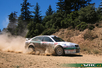 Armin Schwarz - Manfred Hiemer
48º Acropolis Rally 2001. Skoda Octavia WRC Evo2 (MBO 12-30). Clasificado 7º.
Skoda Motorsport

Del 14 al 17 de Junio, Atenas, Grecia.
Superficie: tierra.

El Rally tenia un total de 1613.98 km de los que 387.41 km divididos en 20 tramos eran especiales ((uno de ellos fue cancelado SS5 Elatia de 31.40 Km).

Tomaron la salida 110 equipos, finalizaron 47.

© eWRC
@
Palabras clave: Skoda;Octavia;WRC;Grecia;Acropolis;2001