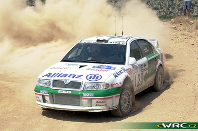 Bruno Thiry - Stéphane Prévot
48º Acropolis Rally 2001. Skoda Octavia WRC Evo2 (MBO 12-30). Clasificado 7º.
Skoda Motorsport

Del 14 al 17 de Junio, Atenas, Grecia.
Superficie: tierra.

El Rally tenia un total de 1613.98 km de los que 387.41 km divididos en 20 tramos eran especiales ((uno de ellos fue cancelado SS5 Elatia de 31.40 Km).

Tomaron la salida 110 equipos, finalizaron 47.

© eWRC
@@
Palabras clave: Skoda;Octavia;WRC;Grecia;Acropolis;2001