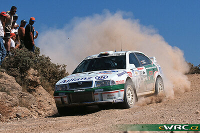 Bruno Thiry - Stéphane Prévot
48º Acropolis Rally 2001. Skoda Octavia WRC Evo2 (MBO 12-30). Clasificado 7º.
Skoda Motorsport

Del 14 al 17 de Junio, Atenas, Grecia.
Superficie: tierra.

El Rally tenia un total de 1613.98 km de los que 387.41 km divididos en 20 tramos eran especiales ((uno de ellos fue cancelado SS5 Elatia de 31.40 Km).

Tomaron la salida 110 equipos, finalizaron 47.

© eWRC
@@
Palabras clave: Skoda;Octavia;WRC;Grecia;Acropolis;2001