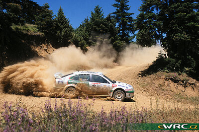 Bruno Thiry - Stéphane Prévot
48º Acropolis Rally 2001. Skoda Octavia WRC Evo2 (MBO 12-30). Clasificado 7º.
Skoda Motorsport

Del 14 al 17 de Junio, Atenas, Grecia.
Superficie: tierra.

El Rally tenia un total de 1613.98 km de los que 387.41 km divididos en 20 tramos eran especiales ((uno de ellos fue cancelado SS5 Elatia de 31.40 Km).

Tomaron la salida 110 equipos, finalizaron 47.

© eWRC
@@
Palabras clave: Skoda;Octavia;WRC;Grecia;Acropolis;2001