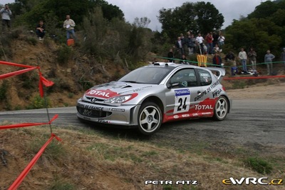 Cédric Robert - Gérald Bedon
47º Tour de Corse - Rallye de France 2003. Peugeot 206 WRC (4854 YW 69). Clasificado 12º.
Equipe de France FFSA

Del 17 al 19 de Octubre, Ajaccio.
Superficie: asfalto.

El Rally tení­a un total de 971.75 km de los que 397.40 km divididos en 16 tramos eran especiales.

Se inscribieron 71 equipos, tomaron la salida 62, finalizaron 34.

© Petr Fitz
@@
Palabras clave: Peugeot;WRC;Corse;Corcega;2003