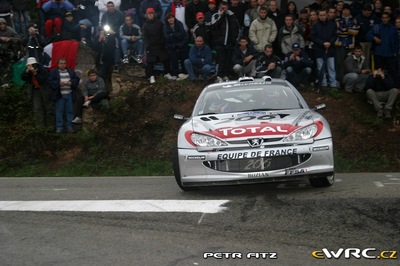 Cédric Robert - Gérald Bedon
47º Tour de Corse - Rallye de France 2003. Peugeot 206 WRC (4854 YW 69). Clasificado 12º.
Equipe de France FFSA

Del 17 al 19 de Octubre, Ajaccio.
Superficie: asfalto.

El Rally tení­a un total de 971.75 km de los que 397.40 km divididos en 16 tramos eran especiales.

Se inscribieron 71 equipos, tomaron la salida 62, finalizaron 34.

© Petr Fitz
@@
Palabras clave: Peugeot;WRC;Corse;Corcega;2003