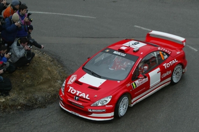 Freddy Loix - Sven Smeets
72º Rallye Automobile de Monte-Carlo 2004. Peugeot 307 WRC (954 PRV 75). Clasificado 5º.
Marlboro Peugeot Total

Del 23 al 25 de Enero, Monaco.
Superficie: asfalto - nieve.

El Rally tenia un total de 1,331.92 Km de los que 389.12 Km divididos en 15 tramos, eran especiales (2 de ellos fueron cancelados SS1 Selonnet - Breziers 1 de 22.64 Km y SS10 Tourette du Chateau - St Antonin 2 de 24.80 Km. Uno de ellos se dio con tiempo de tramo teórico a todos los equipos, SS8 Tourette du Chateau - St Antonin 1 de 24.80 Km).

Se inscribieron 45 equipos, tomaron la salida 43, finalizaron 20.@
Palabras clave: Peugeot;WRC;Montecarlo;2004