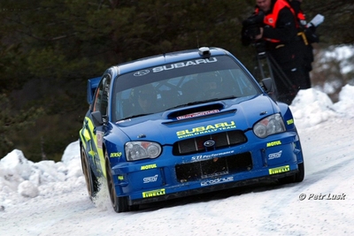 Mikko Hirvonen - Jarmo Lehtinen
72º Rallye Automobile de Monte-Carlo 2004. Subaru Impreza S9 WRC 03 (S 800 WRT). Abandonó por accidente en SS9 Sigale - Col de Bleine 1 de 28.39 km.

Del 23 al 25 de Enero, Monaco.
Superficie: asfalto.

El Rally tenia un total de 1,331.92 Km de los que 389.12 Km divididos en 15 tramos, eran especiales (2 de ellos fueron cancelados SS1 Selonnet - Breziers 1 de 22.64 Km y SS10 Tourette du Chateau - St Antonin 2 de 24.80 Km. Uno de ellos se dio con tiempo de tramo teórico a todos los equipos, SS8 Tourette du Chateau - St Antonin 1 de 24.80 Km).

Se inscribieron 45 equipos, tomaron la salida 43, finalizaron 20.

© Petr Lusk
@
Palabras clave: ;Montecarlo;Subaru;Impreza;WRC;2004;Nieve