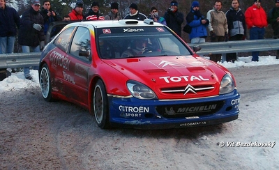 Carlos Sainz Cenamor - Marc Marti
72º Rallye Automobile de Monte-Carlo 2004. Citröen Xsara WRC. Abandonó por accidente en SS9 Sigale - Col de Bleine 1 de 28.39 km.

Del 23 al 25 de Enero, Monaco.
Superficie: asfalto.

El Rally tenia un total de 1,331.92 Km de los que 389.12 Km divididos en 15 tramos eran especiales (2 de ellos fueron cancelados SS1 Selonnet - Breziers 1 de 22.64 Km y SS10 Tourette du Chateau - St Antonin 2 de 24.80 Km. Uno de ellos se dio con tiempo de tramo teórico a todos los equipos, SS8 Tourette du Chateau - St Antonin 1 de 24.80 Km).

Se inscribieron 45 equipos, tomaron la salida 43, finalizaron 20.

© Vít Bezdekovský
@
Palabras clave: ;Montecarlo;Citroen;Xsara;WRC;2004;Nieve