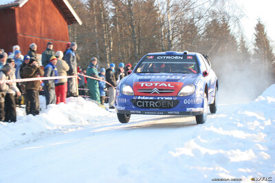 Sébastien Loeb - Daniel Elena
55º Uddeholm Swedish Rally 2006. Citroën Xsara WRC (831 DPT 78). Clasificado 2º.
Kronos Racing

Del 3 al 5 de Febrero, Karlstad, Värmland County.
Superficie: nieve - hielo.

El Rally constaba de 3 etapas con un total de 1441.16 km de los que 349.02 km divididos en 19 tramos eran cronometrados.

Tomaron la salida 63 equipos, finalizaron 51.

© Joachim Hähn
@
Palabras clave: Citroen;Xsara;WRC;Suecia;2006;Nieve