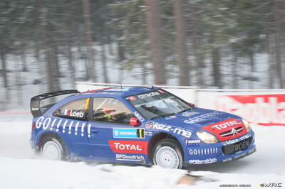 Sébastien Loeb - Daniel Elena
55º Uddeholm Swedish Rally 2006. Citroën Xsara WRC (831 DPT 78). Clasificado 2º.
Kronos Racing

Del 3 al 5 de Febrero, Karlstad, Värmland County.
Superficie: nieve - hielo.

El Rally constaba de 3 etapas con un total de 1441.16 km de los que 349.02 km divididos en 19 tramos eran cronometrados.

Tomaron la salida 63 equipos, finalizaron 51.

© Joachim Hähn
@
Palabras clave: Citroen;Xsara;WRC;Suecia;2006;Nieve