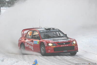 Daniel Carlsson - Bosse Holmstrand
55º Uddeholm Swedish Rally 2006. Mitsubishi Lancer WRC 05 (KP54 GXY). Clasificado 3º.

Del 3 al 5 de Febrero, Karlstad, Värmland County.
Superficie: nieve - hielo.

El Rally constaba de 3 etapas con un total de 1441.16 km de los que 349.02 km divididos en 19 tramos eran cronometrados.

Tomaron la salida 63 equipos, finalizaron 51.

© Joachim Hähn
@
Palabras clave: Mitsubishi;Lancer;WRC;Suecia;2006