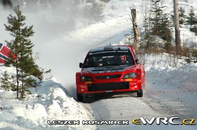 Daniel Carlsson - Bosse Holmstrand
55º Uddeholm Swedish Rally 2006. Mitsubishi Lancer WRC 05 (KP54 GXY). Clasificado 3º.

Del 3 al 5 de Febrero, Karlstad, Värmland County.
Superficie: nieve - hielo.

El Rally constaba de 3 etapas con un total de 1441.16 km de los que 349.02 km divididos en 19 tramos eran cronometrados.

Tomaron la salida 63 equipos, finalizaron 51.

© Leszek Kusmirek
@
Palabras clave: Mitsubishi;Lancer;WRC;Suecia;2006