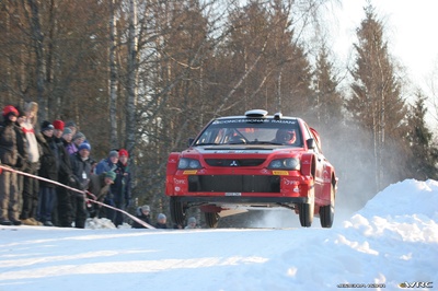 Gianluigi Galli - Giovanni Bernacchini
55º Uddeholm Swedish Rally 2006. Mitsubishi Lancer WRC 05 (KR05 ZKL). Clasificado 4º.

Del 3 al 5 de Febrero, Karlstad, Värmland County.
Superficie: nieve - hielo.

El Rally constaba de 3 etapas con un total de 1441.16 km de los que 349.02 km divididos en 19 tramos eran cronometrados.

Tomaron la salida 63 equipos, finalizaron 51.

© Joachim Hähn
@
Palabras clave: Mitsubishi;Lancer;WRC;Suecia;2006