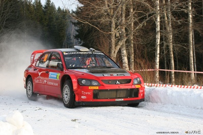 Gianluigi Galli - Giovanni Bernacchini
55º Uddeholm Swedish Rally 2006. Mitsubishi Lancer WRC 05 (KR05 ZKL). Clasificado 4º.

Del 3 al 5 de Febrero, Karlstad, Värmland County.
Superficie: nieve - hielo.

El Rally constaba de 3 etapas con un total de 1441.16 km de los que 349.02 km divididos en 19 tramos eran cronometrados.

Tomaron la salida 63 equipos, finalizaron 51.

© Joachim Hähn
@
Palabras clave: Mitsubishi;Lancer;WRC;Suecia;2006