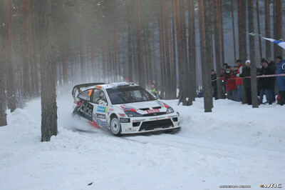 Kosti Katajamäki - Timo Alanne
55º Uddeholm Swedish Rally 2006. Ford Focus RS WRC '04 (EG53 AVD). Clasificado 6º.
Stobart VK Ford Rally Team

Del 3 al 5 de Febrero, Karlstad, Värmland County.
Superficie: nieve - hielo.

El Rally constaba de 3 etapas con un total de 1441.16 km de los que 349.02 km divididos en 19 tramos eran cronometrados.

Tomaron la salida 63 equipos, finalizaron 51.

© Joachim Hähn
@
Palabras clave: Ford;Focus;WRC;Suecia;2006;Nieve