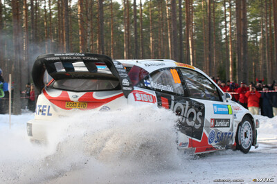 Kosti Katajamäki - Timo Alanne
55º Uddeholm Swedish Rally 2006. Ford Focus RS WRC '04 (EG53 AVD). Clasificado 6º.
Stobart VK Ford Rally Team

Del 3 al 5 de Febrero, Karlstad, Värmland County.
Superficie: nieve - hielo.

El Rally constaba de 3 etapas con un total de 1441.16 km de los que 349.02 km divididos en 19 tramos eran cronometrados.

Tomaron la salida 63 equipos, finalizaron 51.

© Joachim Hähn
@
Palabras clave: Ford;Focus;WRC;Suecia;2006;Nieve