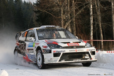 Kosti Katajamäki - Timo Alanne
55º Uddeholm Swedish Rally 2006. Ford Focus RS WRC '04 (EG53 AVD). Clasificado 6º.
Stobart VK Ford Rally Team

Del 3 al 5 de Febrero, Karlstad, Värmland County.
Superficie: nieve - hielo.

El Rally constaba de 3 etapas con un total de 1441.16 km de los que 349.02 km divididos en 19 tramos eran cronometrados.

Tomaron la salida 63 equipos, finalizaron 51.

© Joachim Hähn
@
Palabras clave: Ford;Focus;WRC;Suecia;2006;Nieve