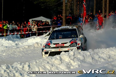 Kosti Katajamäki - Timo Alanne
55º Uddeholm Swedish Rally 2006. Ford Focus RS WRC '04 (EG53 AVD). Clasificado 6º.
Stobart VK Ford Rally Team

Del 3 al 5 de Febrero, Karlstad, Värmland County.
Superficie: nieve - hielo.

El Rally constaba de 3 etapas con un total de 1441.16 km de los que 349.02 km divididos en 19 tramos eran cronometrados.

Tomaron la salida 63 equipos, finalizaron 51.

© Leszek Kusmirek
@
Palabras clave: Ford;Focus;WRC;Suecia;2006;Nieve