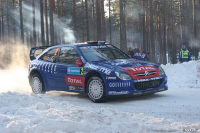 Xevi Pons - Carlos del Barrio
55º Uddeholm Swedish Rally 2006. Citroën Xsara WRC (823 DPT 78). Clasificado 7º.
Kronos Racing

Del 3 al 5 de Febrero, Karlstad, Värmland County.
Superficie: nieve - hielo.

El Rally constaba de 3 etapas con un total de 1441.16 km de los que 349.02 km divididos en 19 tramos eran cronometrados.

Tomaron la salida 63 equipos, finalizaron 51.

© Joachim Hähn
@
Palabras clave: Citroen;Xsara;WRC;Suecia;2006;Nieve