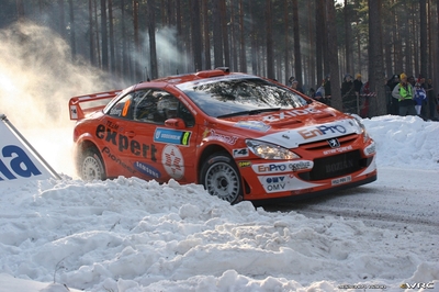 Henning Solberg - Cato Menkerud
55º Uddeholm Swedish Rally 2006. Peugeot 307 WRC (952 PRV 75). Clasificado 8º.
OMV Peugeot Norway

Del 3 al 5 de Febrero, Karlstad, Värmland County.
Superficie: nieve - hielo.

El Rally constaba de 3 etapas con un total de 1441.16 km de los que 349.02 km divididos en 19 tramos eran cronometrados.

Tomaron la salida 63 equipos, finalizaron 51.

© Joachim Hähn
@
Palabras clave: Peugeot;WRC;Suecia;2006;Nieve
