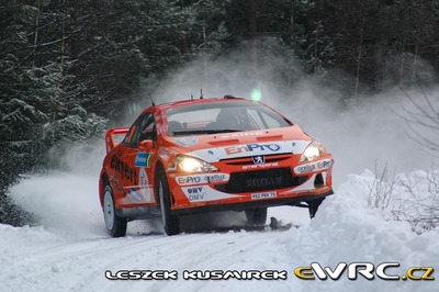 Henning Solberg - Cato Menkerud
55º Uddeholm Swedish Rally 2006. Peugeot 307 WRC (952 PRV 75). Clasificado 8º.
OMV Peugeot Norway

Del 3 al 5 de Febrero, Karlstad, Värmland County.
Superficie: nieve - hielo.

El Rally constaba de 3 etapas con un total de 1441.16 km de los que 349.02 km divididos en 19 tramos eran cronometrados.

Tomaron la salida 63 equipos, finalizaron 51.

© Leszek Kusmirek
@
Palabras clave: Peugeot;WRC;Suecia;2006;Nieve