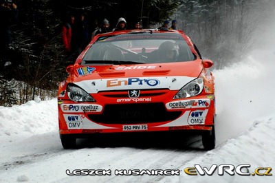 Henning Solberg - Cato Menkerud
55º Uddeholm Swedish Rally 2006. Peugeot 307 WRC (952 PRV 75). Clasificado 8º.
OMV Peugeot Norway

Del 3 al 5 de Febrero, Karlstad, Värmland County.
Superficie: nieve - hielo.

El Rally constaba de 3 etapas con un total de 1441.16 km de los que 349.02 km divididos en 19 tramos eran cronometrados.

Tomaron la salida 63 equipos, finalizaron 51.

© Leszek Kusmirek
@
Palabras clave: Peugeot;WRC;Suecia;2006;Nieve