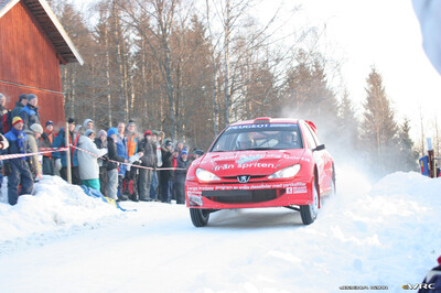 Jimmy Joge - Mattias Andersson
55º Uddeholm Swedish Rally 2006. Peugeot 206 WRC (PEUGEOT). Clasificado 9º.
Peugeot Sport Sweden

Cuarta victoria de Marcus Grönholm en Suecia y 50º victoria de Ford en el WRC.

Del 3 al 5 de Febrero, Karlstad, Värmland County.
Superficie: nieve - hielo.

El Rally constaba de 3 etapas con un total de 1441.16 km de los que 349.02 km divididos en 19 tramos eran cronometrados.

Tomaron la salida 63 equipos, finalizaron 51.

© Joachim Hähn
@
Palabras clave: Peugeot;WRC;Suecia;2006;Nieve