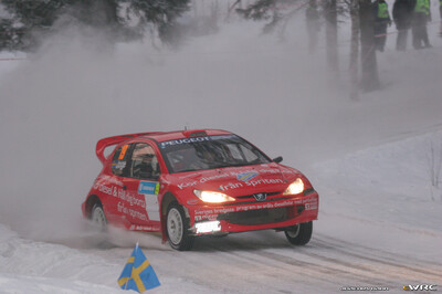 Jimmy Joge - Mattias Andersson
55º Uddeholm Swedish Rally 2006. Peugeot 206 WRC (PEUGEOT). Clasificado 9º.
Peugeot Sport Sweden

Cuarta victoria de Marcus Grönholm en Suecia y 50º victoria de Ford en el WRC.

Del 3 al 5 de Febrero, Karlstad, Värmland County.
Superficie: nieve - hielo.

El Rally constaba de 3 etapas con un total de 1441.16 km de los que 349.02 km divididos en 19 tramos eran cronometrados.

Tomaron la salida 63 equipos, finalizaron 51.

© Joachim Hähn
@
Palabras clave: Peugeot;WRC;Suecia;2006;Nieve