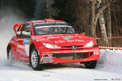 Jimmy Joge - Mattias Andersson
55º Uddeholm Swedish Rally 2006. Peugeot 206 WRC (PEUGEOT). Clasificado 9º.
Peugeot Sport Sweden

Cuarta victoria de Marcus Grönholm en Suecia y 50º victoria de Ford en el WRC.

Del 3 al 5 de Febrero, Karlstad, Värmland County.
Superficie: nieve - hielo.

El Rally constaba de 3 etapas con un total de 1441.16 km de los que 349.02 km divididos en 19 tramos eran cronometrados.

Tomaron la salida 63 equipos, finalizaron 51.

© Joachim Hähn
@
Palabras clave: Peugeot;WRC;Suecia;2006;Nieve