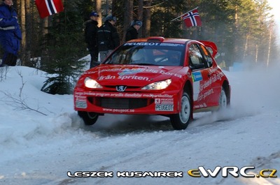 Jimmy Joge - Mattias Andersson
55º Uddeholm Swedish Rally 2006. Peugeot 206 WRC (PEUGEOT). Clasificado 9º.
Peugeot Sport Sweden

Cuarta victoria de Marcus Grönholm en Suecia y 50º victoria de Ford en el WRC.

Del 3 al 5 de Febrero, Karlstad, Värmland County.
Superficie: nieve - hielo.

El Rally constaba de 3 etapas con un total de 1441.16 km de los que 349.02 km divididos en 19 tramos eran cronometrados.

Tomaron la salida 63 equipos, finalizaron 51.

© Joachim Hähn
@
Palabras clave: Peugeot;WRC;Suecia;2006;Nieve