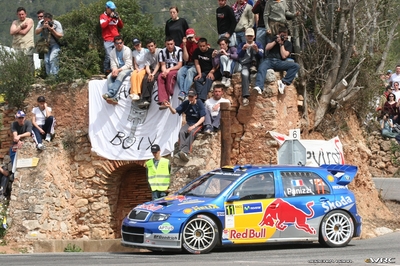Gilles Panizzi - Hervé Panizzi
42º RallyRACC Catalunya - Costa Daurada 2006. Skoda Fabia WRC (4S5 3382). Clasificado 10º.
Red Bull Skoda

Del 24 al 26 de Marzo, Salou, Tarragona, Catalunya, España.
Superficie: asfalto.

El Rally tenia un total de 1,376.14 Km de los que 346.43 Km divididos en 16 tramos eran especiales.

Se inscribieron 71 equipos, tomaron la salida 66, finalizaron 56.

© Joachim Hähn
@
Palabras clave: Skoda;Fabia;WRC;Catalunya;España;Spain;2006