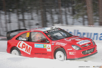 Janne Tuohino - Risto Pietiläinen
55º Uddeholm Swedish Rally 2006. Citroën Xsara WRC (833 DPT 78). Clasificado 10º.

Cuarta victoria de Marcus Grönholm en Suecia y 50º victoria de Ford en el WRC.

Del 3 al 5 de Febrero, Karlstad, Värmland County.
Superficie: nieve - hielo.

El Rally constaba de 3 etapas con un total de 1441.16 km de los que 349.02 km divididos en 19 tramos eran cronometrados.

Tomaron la salida 63 equipos, finalizaron 51.

© Joachim Hähn
@
Palabras clave: Citroen;Xsara;WRC;Suecia;2006;Nieve