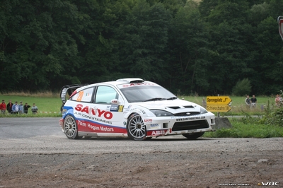 Gareth MacHale - Paul Nagle
25º OMV ADAC Rallye Deutschland 2006. Ford Focus RS WRC '04 (ET53 UNY). Clasificado 10º.

Del 11 al 13 de Agosto, Trier, Rhineland-Palatinate.
Superficie: asfalto.

El Rally constaba de 3 etapas con un total de 1300.48 km de los que 349.11 km divididos en 19 tramos eran cronometrados.

Tomaron la salida 73 equipos, finalizaron 56.

© Joachim Hähn
@@
Palabras clave: Ford;Focus;WRC;Alemania