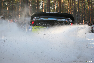 Mikko Hirvonen - Jarmo Lehtinen
55º Uddeholm Swedish Rally 2006. Ford Focus RS WRC 06 (EU55 BNA). Clasificado 12º.
BP Ford World Rally Team

Del 3 al 5 de Febrero, Karlstad, Värmland County.
Superficie: nieve - hielo.

El Rally constaba de 3 etapas con un total de 1441.16 km de los que 349.02 km divididos en 19 tramos eran cronometrados.

Tomaron la salida 63 equipos, finalizaron 51.

© Joachim Hähn
@
Palabras clave: Ford;Focus;WRC;Suecia;2006;Nieve