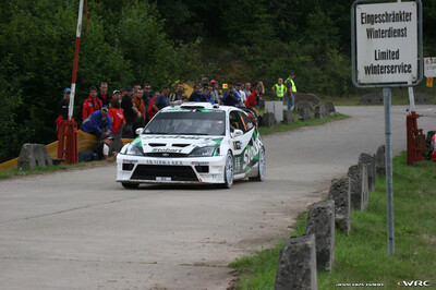 Matthew Wilson - Michael Orr
25º OMV ADAC Rallye Deutschland 2006. Ford Focus RS WRC '04 (1 ES). Clasificado 12º.
Stobart VK Ford Rally Team

Del 11 al 13 de Agosto, Trier, Rhineland-Palatinate.
Superficie: asfalto.

El Rally constaba de 3 etapas con un total de 1300.48 km de los que 349.11 km divididos en 19 tramos eran cronometrados.

Tomaron la salida 73 equipos, finalizaron 56.

© Joachim Hähn
@@
Palabras clave: Ford;Focus;WRC;Alemania