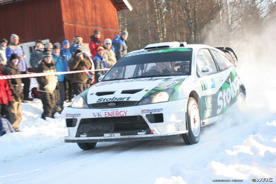 Matthew Wilson - Michael Orr
55º Uddeholm Swedish Rally 2006. Ford Focus RS WRC '04 (1 ES). Clasificado 14º.
Stobart VK Ford Rally Team

Del 3 al 5 de Febrero, Karlstad, Värmland County.
Superficie: nieve - hielo.

El Rally constaba de 3 etapas con un total de 1441.16 km de los que 349.02 km divididos en 19 tramos eran cronometrados.

Tomaron la salida 63 equipos, finalizaron 51.

© Joachim Hähn
@
Palabras clave: Ford;Focus;WRC;Suecia;2006;Nieve