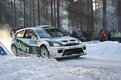Matthew Wilson - Michael Orr
55º Uddeholm Swedish Rally 2006. Ford Focus RS WRC '04 (1 ES). Clasificado 14º.
Stobart VK Ford Rally Team

Del 3 al 5 de Febrero, Karlstad, Värmland County.
Superficie: nieve - hielo.

El Rally constaba de 3 etapas con un total de 1441.16 km de los que 349.02 km divididos en 19 tramos eran cronometrados.

Tomaron la salida 63 equipos, finalizaron 51.

© Joachim Hähn
@
Palabras clave: Ford;Focus;WRC;Suecia;2006;Nieve