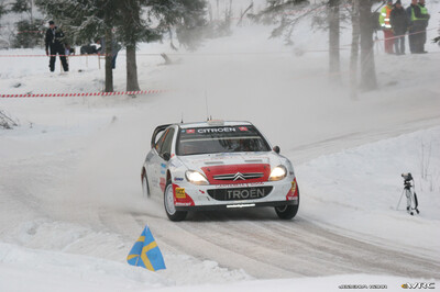 Dani Sordo - Marc Martí
55º Uddeholm Swedish Rally 2006. Citroën Xsara WRC (834 DPT 78). Clasificado 16º.

Del 3 al 5 de Febrero, Karlstad, Värmland County.
Superficie: nieve - hielo.

El Rally constaba de 3 etapas con un total de 1441.16 km de los que 349.02 km divididos en 19 tramos eran cronometrados.

Tomaron la salida 63 equipos, finalizaron 51.

© Joachim Hähn
@
Palabras clave: Citroen;Xsara;WRC;Suecia;2006;Nieve