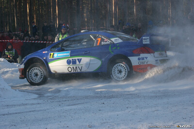 Manfred Stohl - Ilka Minor
55º Uddeholm Swedish Rally 2006. Peugeot 307 WRC (274 PWX 75). Clasificado 18º.
OMV Peugeot Norway

Del 3 al 5 de Febrero, Karlstad, Värmland County.
Superficie: nieve - hielo.

El Rally constaba de 3 etapas con un total de 1441.16 km de los que 349.02 km divididos en 19 tramos eran cronometrados.

Tomaron la salida 63 equipos, finalizaron 51.

© Joachim Hähn
@
Palabras clave: Peugeot;WRC;Suecia;2006;Nieve