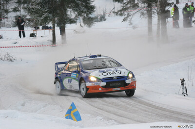 Manfred Stohl - Ilka Minor
55º Uddeholm Swedish Rally 2006. Peugeot 307 WRC (274 PWX 75). Clasificado 18º.
OMV Peugeot Norway

Del 3 al 5 de Febrero, Karlstad, Värmland County.
Superficie: nieve - hielo.

El Rally constaba de 3 etapas con un total de 1441.16 km de los que 349.02 km divididos en 19 tramos eran cronometrados.

Tomaron la salida 63 equipos, finalizaron 51.

© Joachim Hähn
@
Palabras clave: Peugeot;WRC;Suecia;2006;Nieve