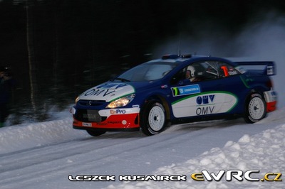 Manfred Stohl - Ilka Minor
55º Uddeholm Swedish Rally 2006. Peugeot 307 WRC (274 PWX 75). Clasificado 18º.
OMV Peugeot Norway

Del 3 al 5 de Febrero, Karlstad, Värmland County.
Superficie: nieve - hielo.

El Rally constaba de 3 etapas con un total de 1441.16 km de los que 349.02 km divididos en 19 tramos eran cronometrados.

Tomaron la salida 63 equipos, finalizaron 51.

© Leszek Kusmirek
@
Palabras clave: Peugeot;WRC;Suecia;2006;Nieve