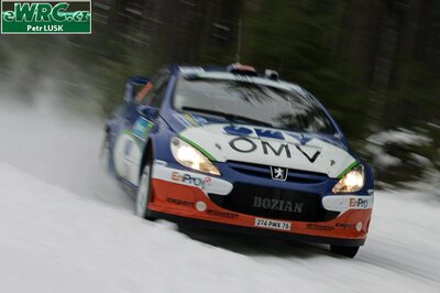 Manfred Stohl - Ilka Minor
55º Uddeholm Swedish Rally 2006. Peugeot 307 WRC (274 PWX 75). Clasificado 18º.
OMV Peugeot Norway

Del 3 al 5 de Febrero, Karlstad, Värmland County.
Superficie: nieve - hielo.

El Rally constaba de 3 etapas con un total de 1441.16 km de los que 349.02 km divididos en 19 tramos eran cronometrados.

Tomaron la salida 63 equipos, finalizaron 51.

© Petr Lusk
@
Palabras clave: Peugeot;WRC;Suecia;2006;Nieve